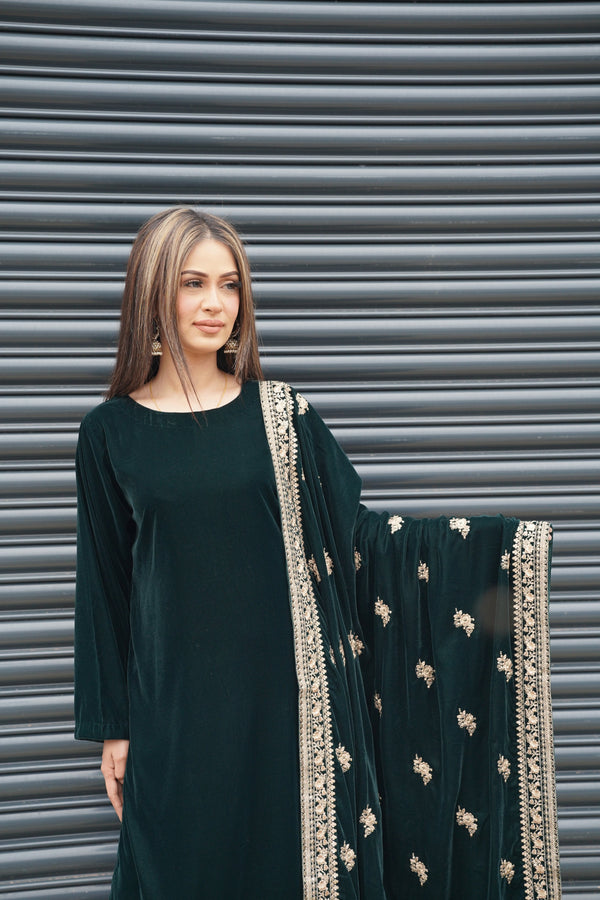 Rozi - Luxury Velvet Outfit with Embroidered Velvet Shawl - Emerald Gr Sajh Dajh Rozi - Luxury Velvet Outfit with Embroidered Velvet Shawl - Emerald Gr Sajh Dajh