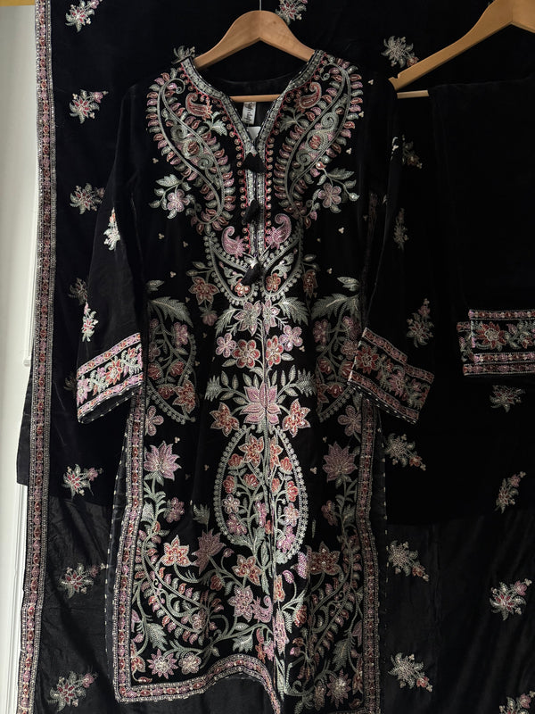 Rozi - Luxury Velvet Outfit with Embroidered Velvet Shawl