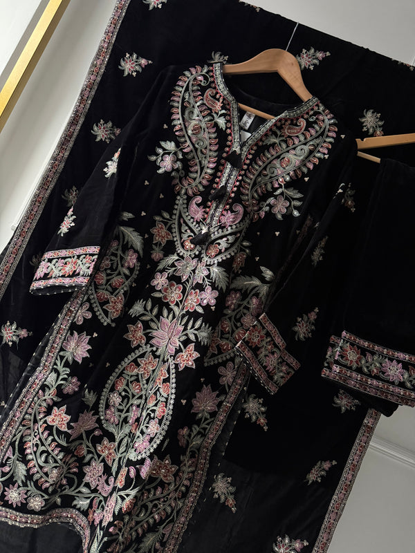 Rozi - Luxury Velvet Outfit with Embroidered Velvet Shawl