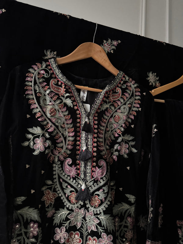 Rozi - Luxury Velvet Outfit with Embroidered Velvet Shawl